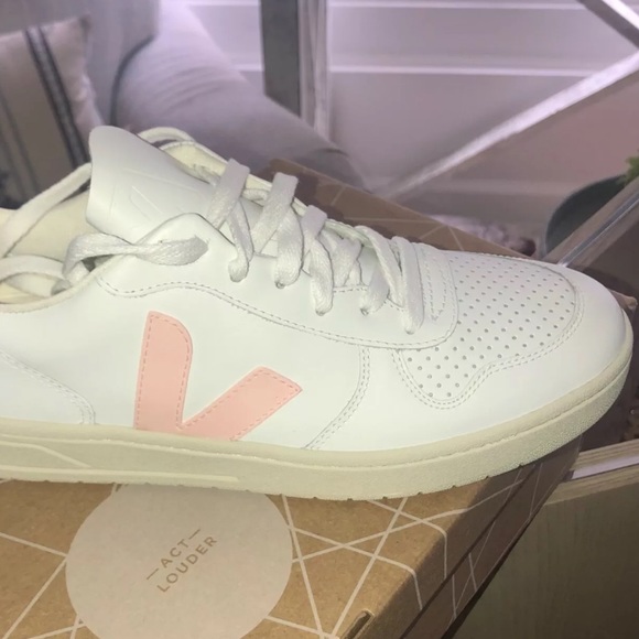 Veja Shoes - Veja V10 Leather Trainers